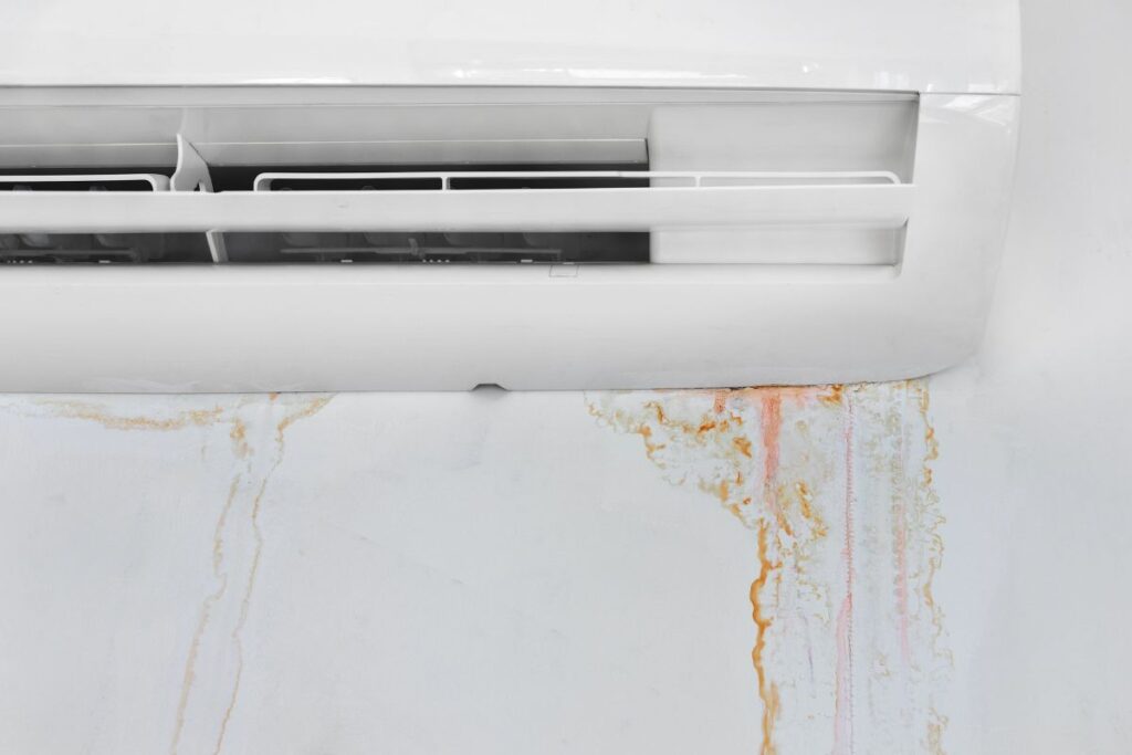 A wall with a mold stain due to a leakage from an ac draining water.